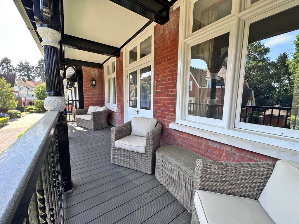 3 bed flat for saleQueen Elizabeth Crescent, Beaconsfield HP9 photo 5