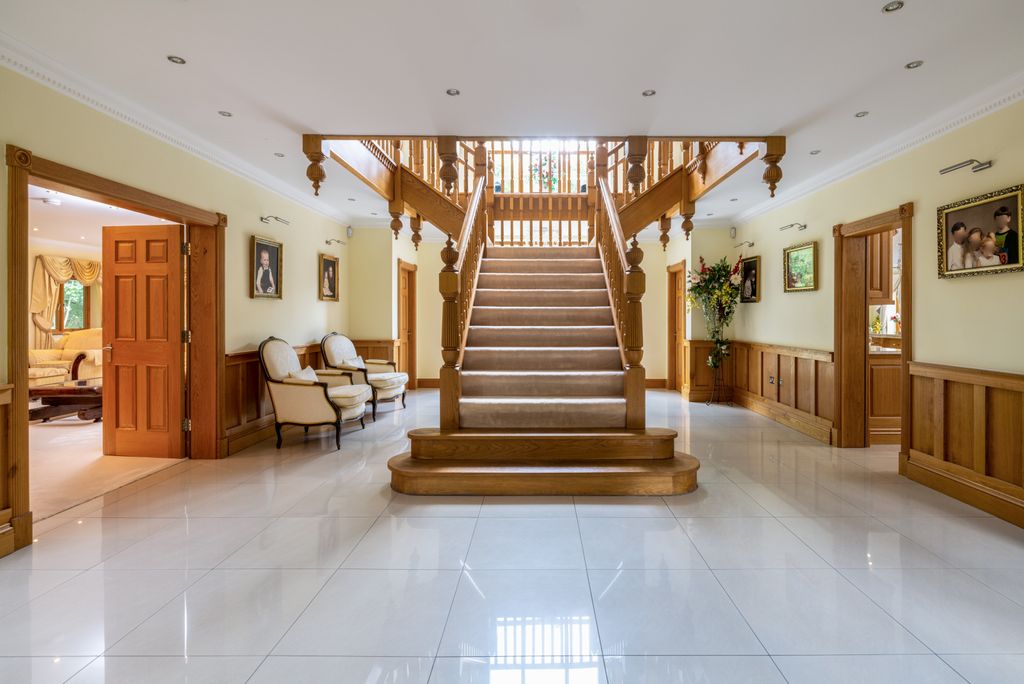 7 bed detached house for saleCopthorne Common, Copthorne RH10 photo 4