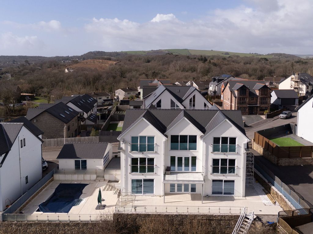 6 bed detached house for saleBrynmenyn, Bridgend CF32