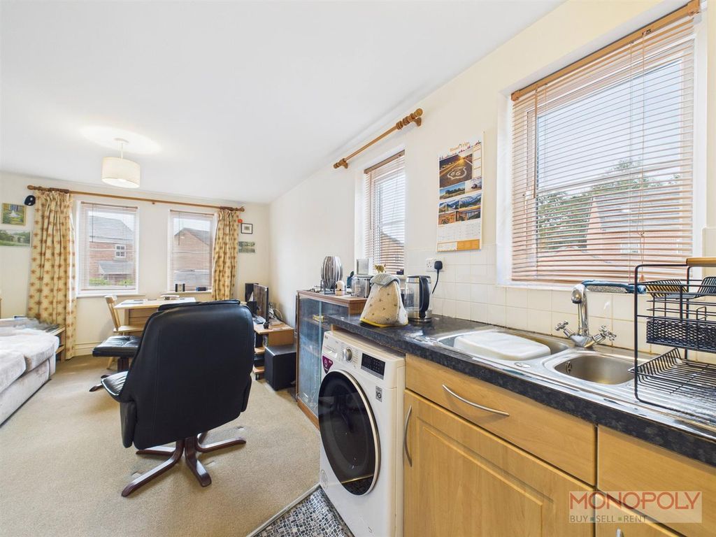1 bed flat for salePendinas, Wrexham LL11 photo 4