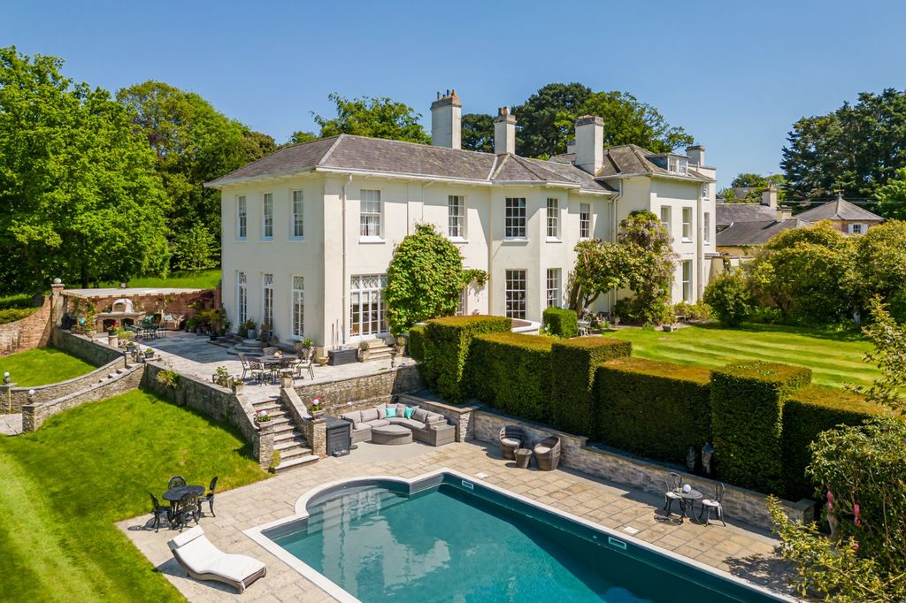 8 bed detached house for saleBrog Street, Corfe Mullen, Wimborne, Dorset BH21