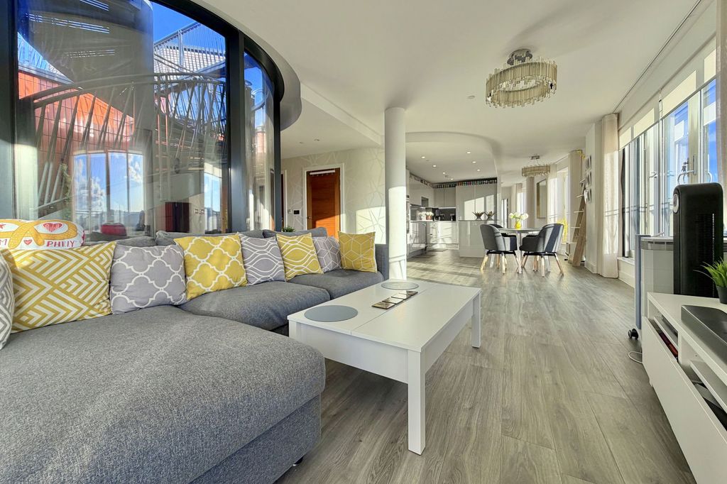 2 bed penthouse for saleSovereign Point, Bath BA2 photo 4