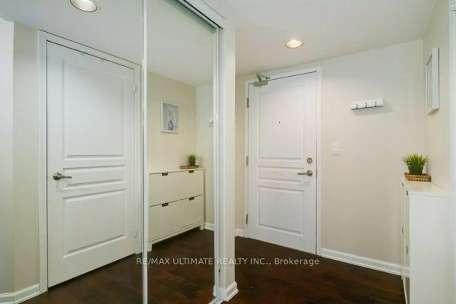 Additional image 3 of 140 Simcoe Street 1004