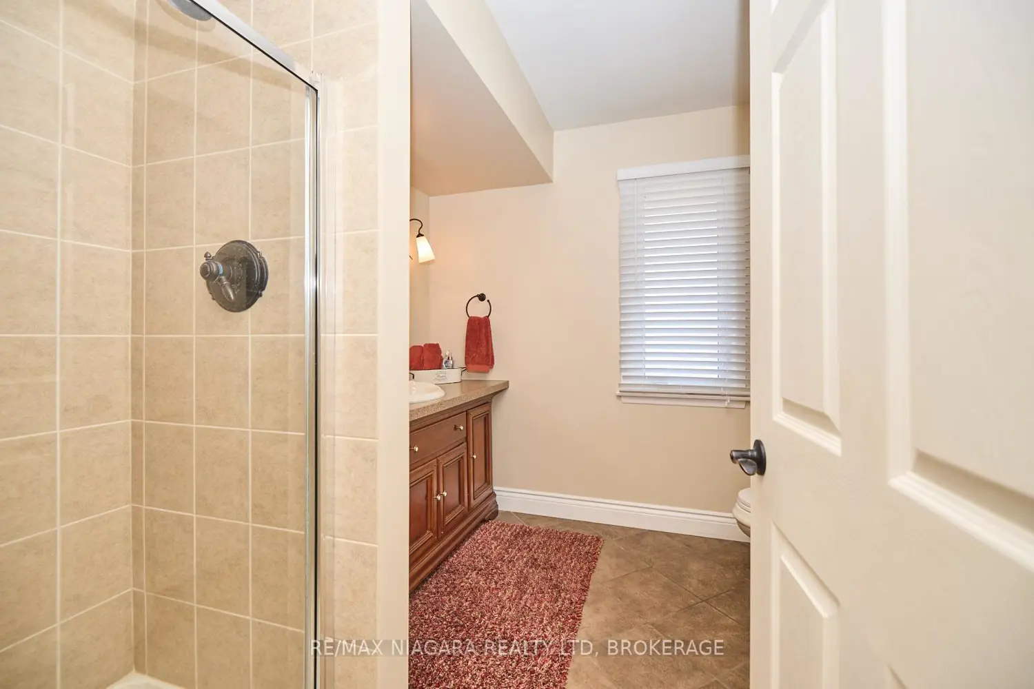 1121 Pettit Road photo 3