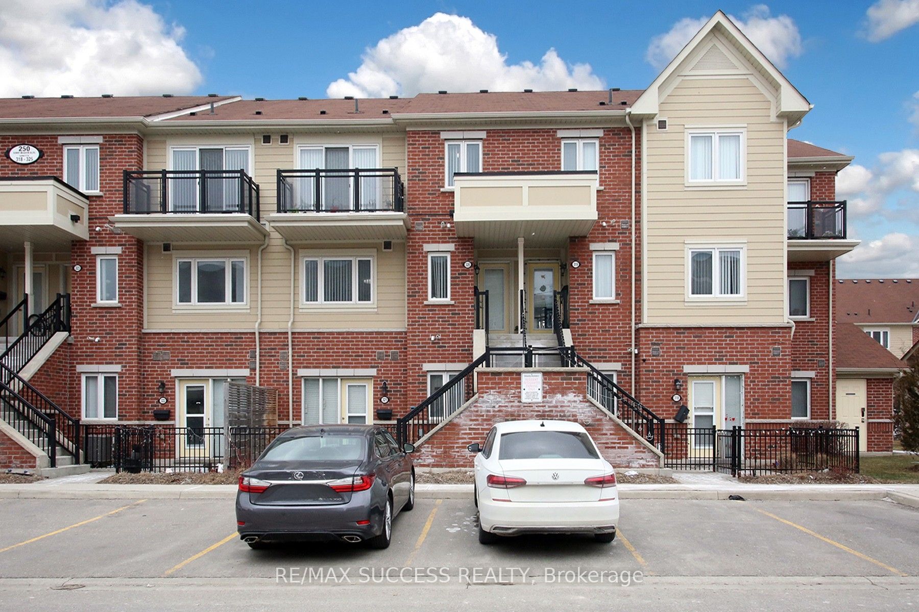 320-250 Sunny Meadow Boulevard, Brampton, ON, L6R 3Y7