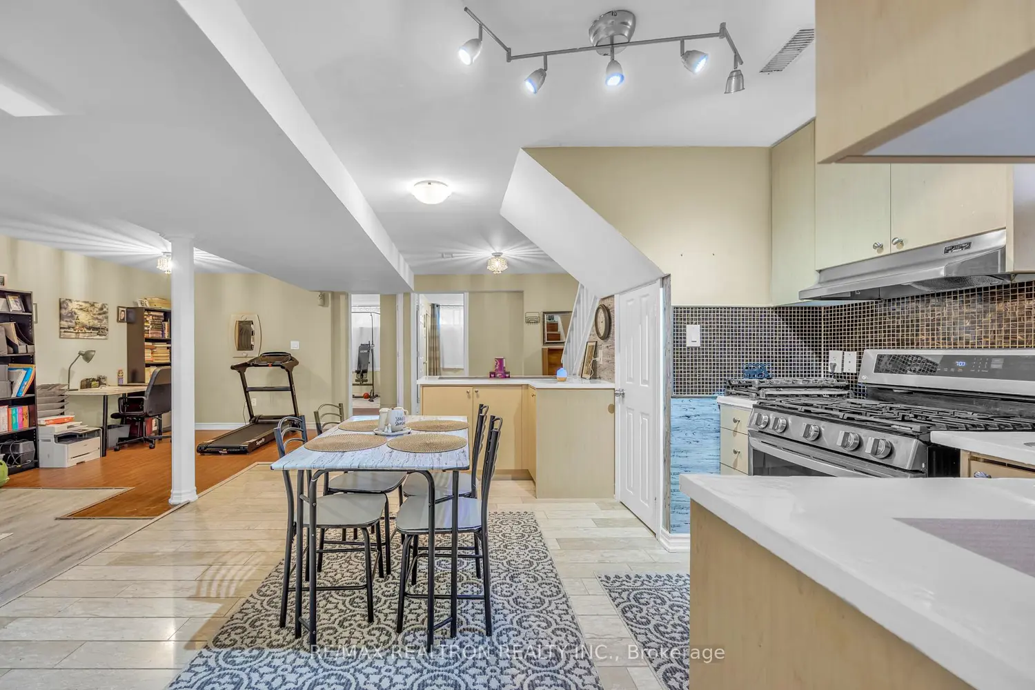 Additional image 16 of 926 Willowdale Avenue