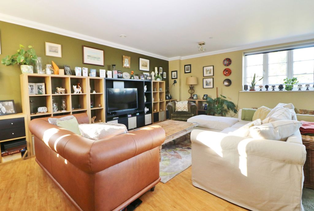 Additional image 2 of 3 bed flat for saleBotley Road, West End SO30