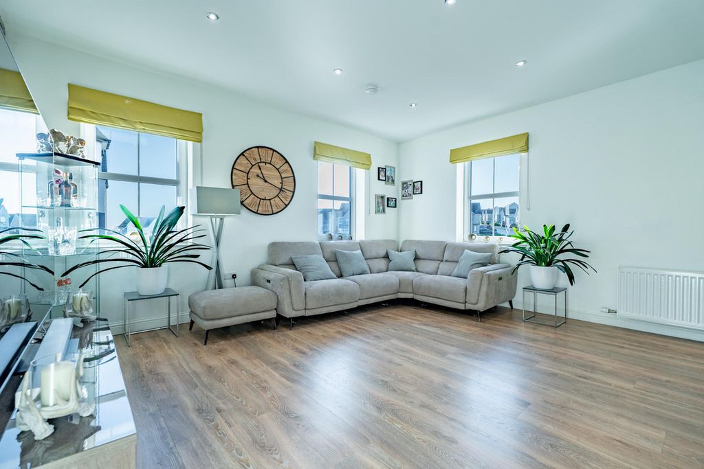 2 bed maisonette for salePerwinnes Crescent, Aberdeen AB23 photo 3