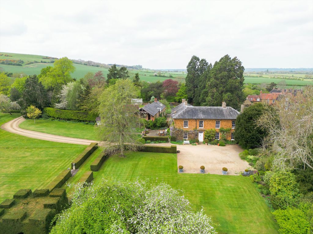 8 bed detached house for saleThe Slade, Fenny Compton, Southam, Warwickshire CV47