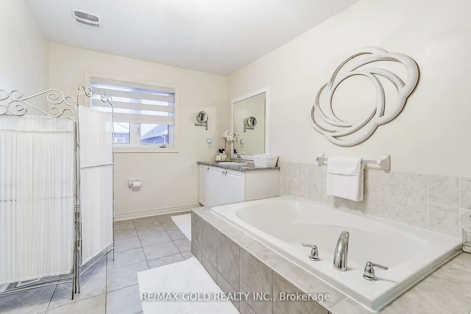 Additional image 15 of 552 Bessborough Drive