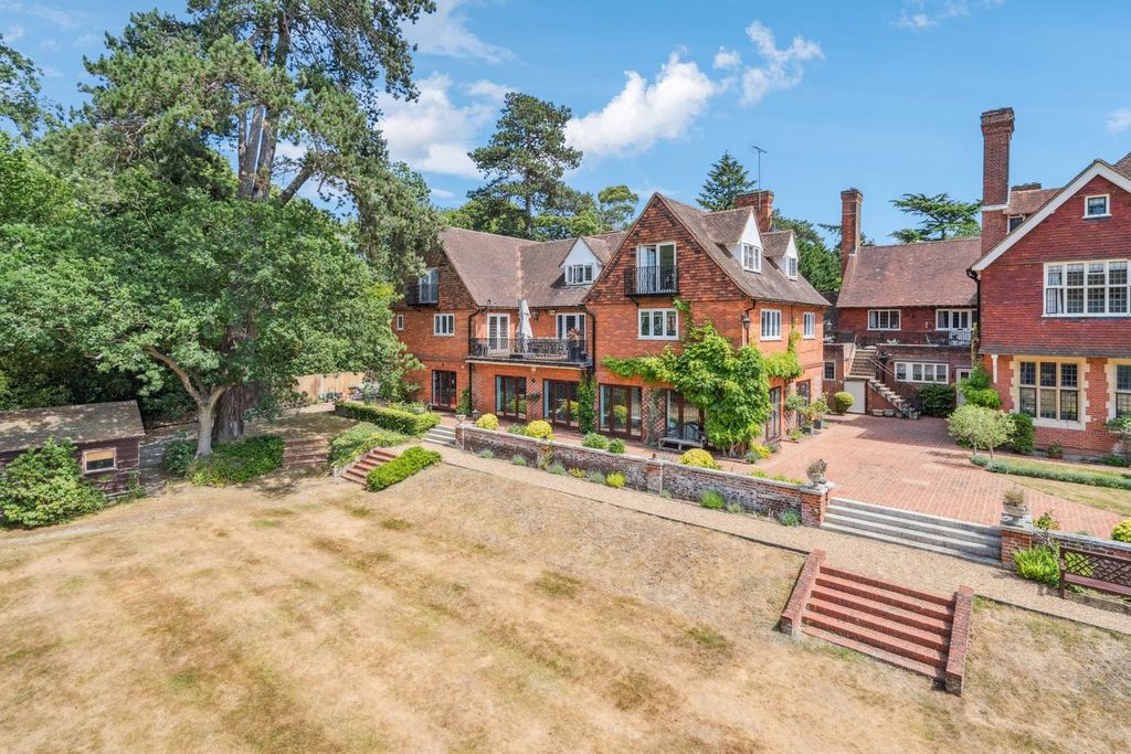3 bed flat for saleFramewood Road, Stoke Poges, Slough SL2