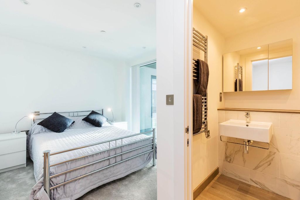 Additional image 5 of 2 bed flat for sale1 Maritime Walk, Ocean Village SO14