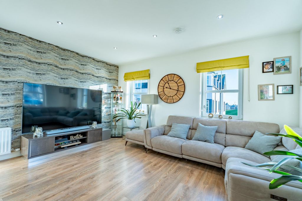 2 bed maisonette for salePerwinnes Crescent, Aberdeen AB23 photo 2
