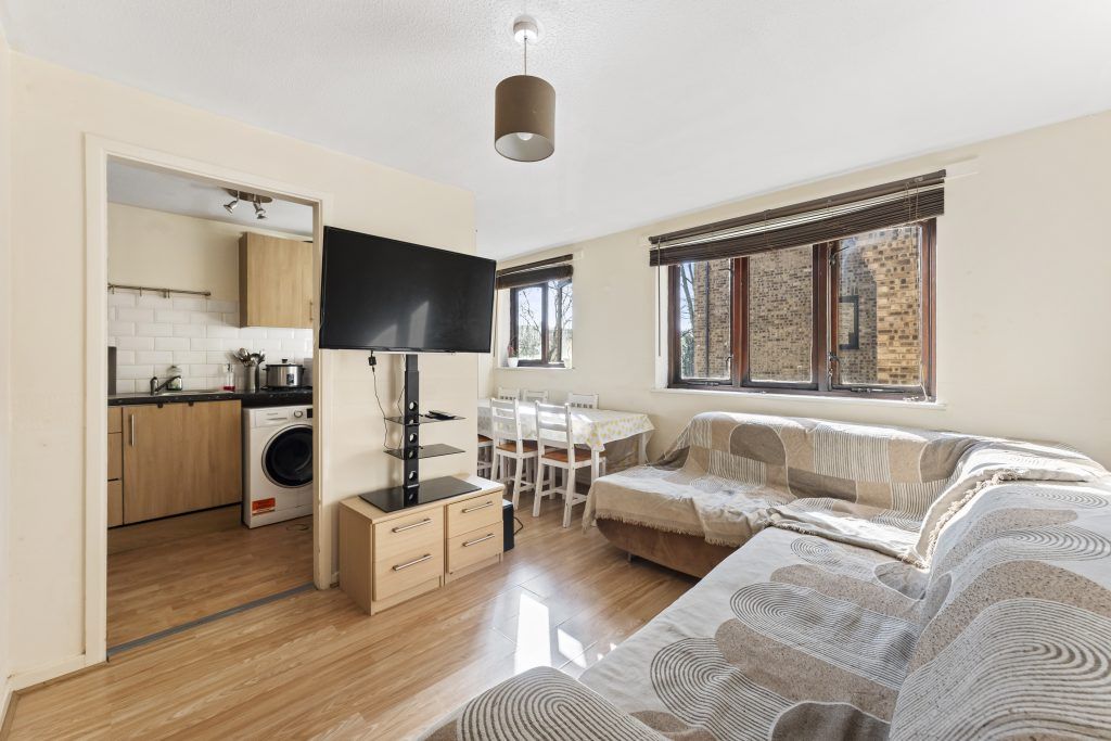 1 bed flat for saleLincoln Court, Eastern Avenue, Gants Hill, Essex IG2