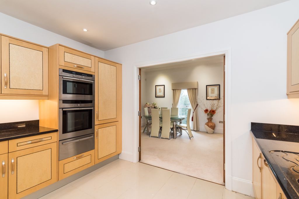 Additional image 11 of 3 bed flat for saleApartment 8, Royal Court Apartments, 60 - 66 Lichfield Road, Sutton Coldfield B74