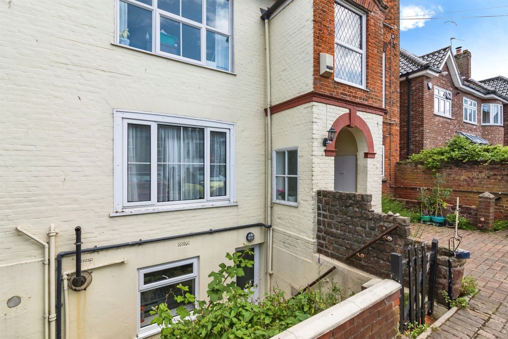 Additional image 3 of 2 bed flat for salePakefield Street, Lowestoft NR33