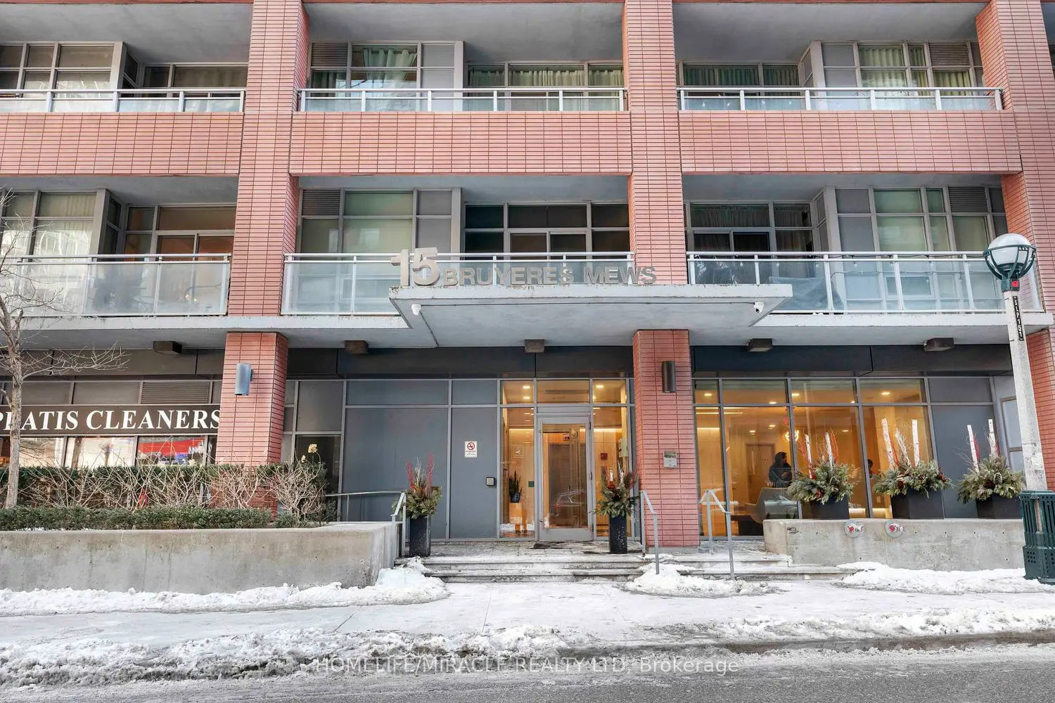 15 Bruyeres Mews 806