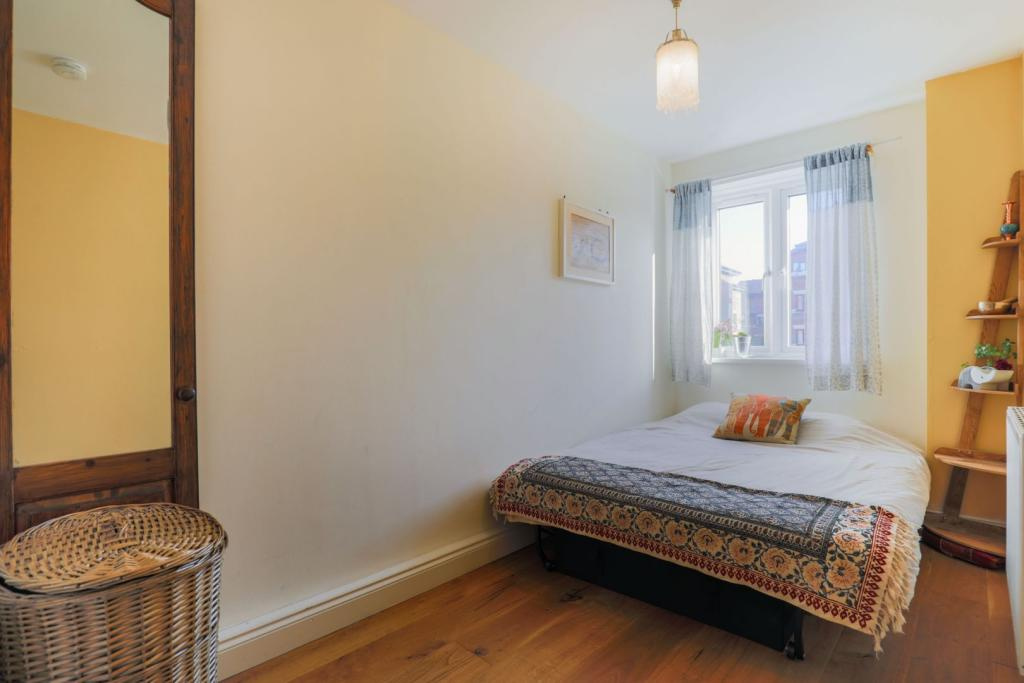 Additional image 5 of 2 Bed Flat, Sunningdale Close, SE16, N1 7GU