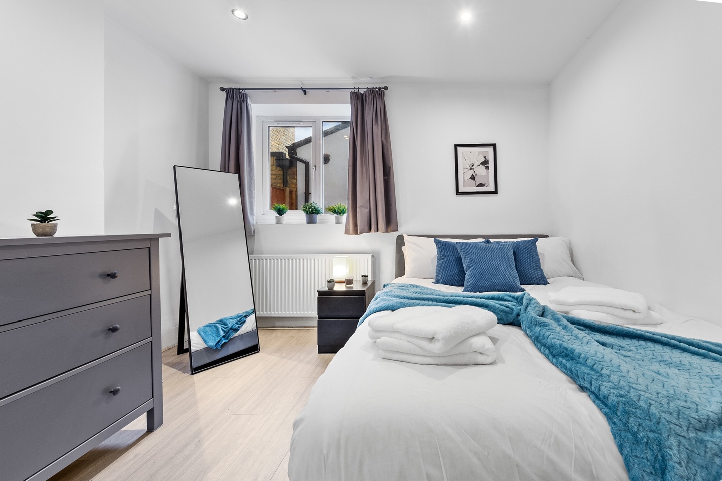 2 Bed Flat, Tremadoc Road, SW4, N1 7GU