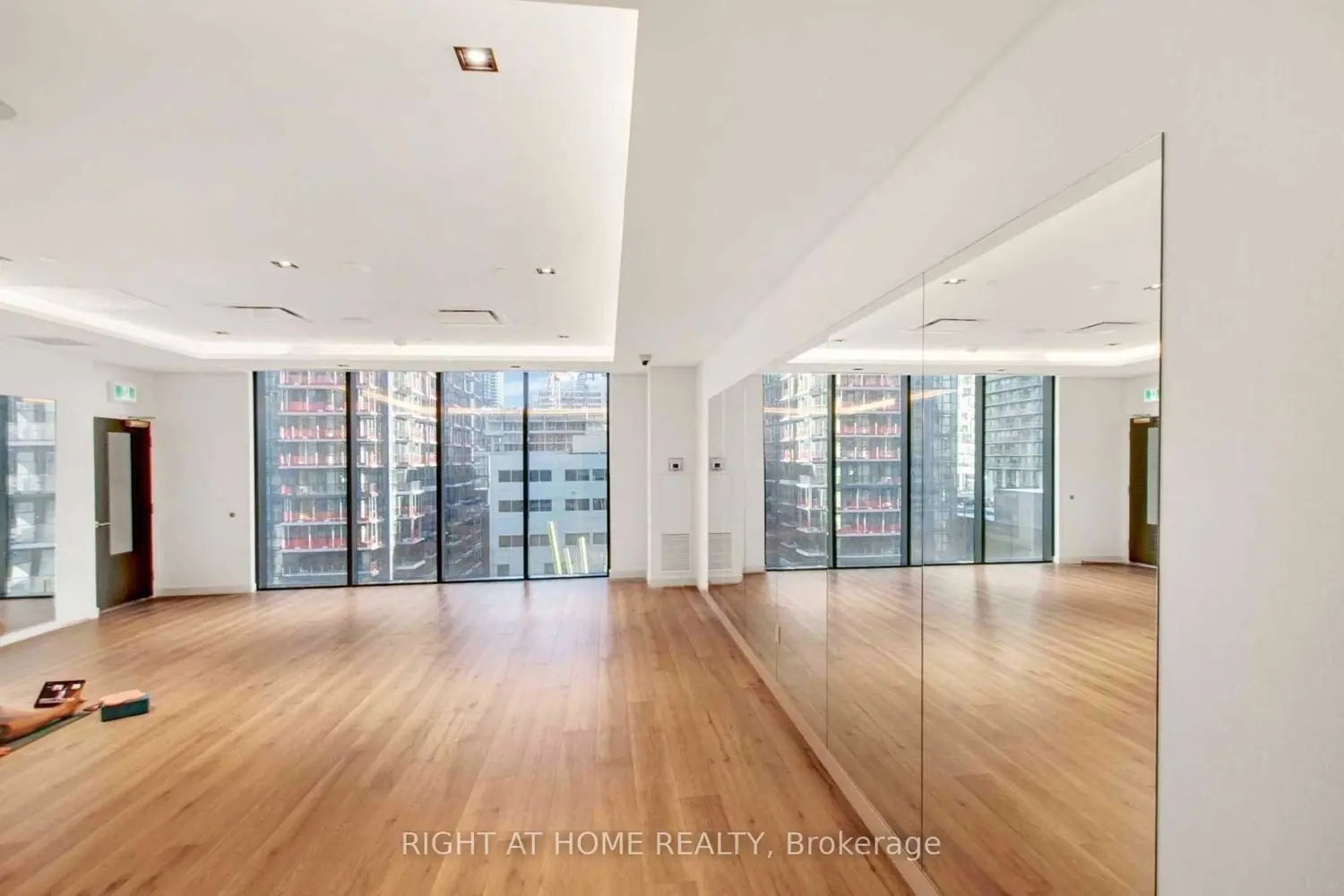 Additional image 11 of 330 Richmond Street 1501