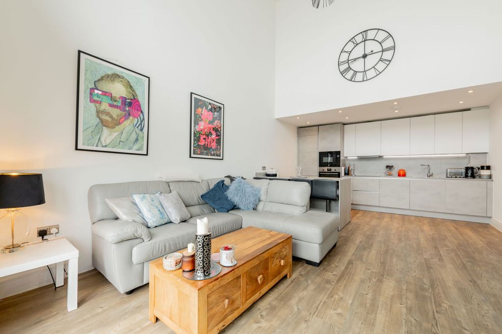 3 bed flat for salePenthouse, Elm Quay, Thomas Blake Avenue, Southampton SO14 photo 2