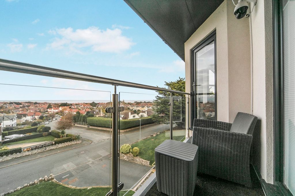 2 bed flat for saleVictoria Park, Colwyn Bay, Conwy LL29