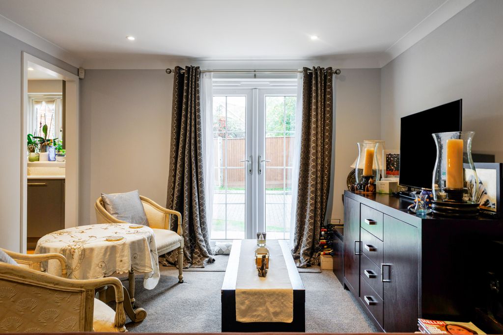 Additional image 6 of 2 bed flat for saleMeadowview, Hungerford RG17