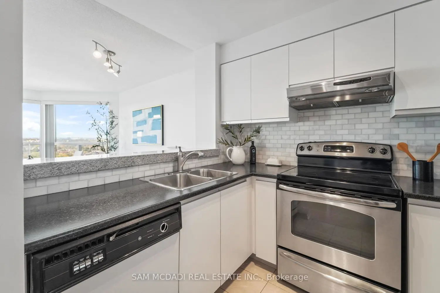 Additional image 5 of 2177 Burnhamthorpe Road 1807