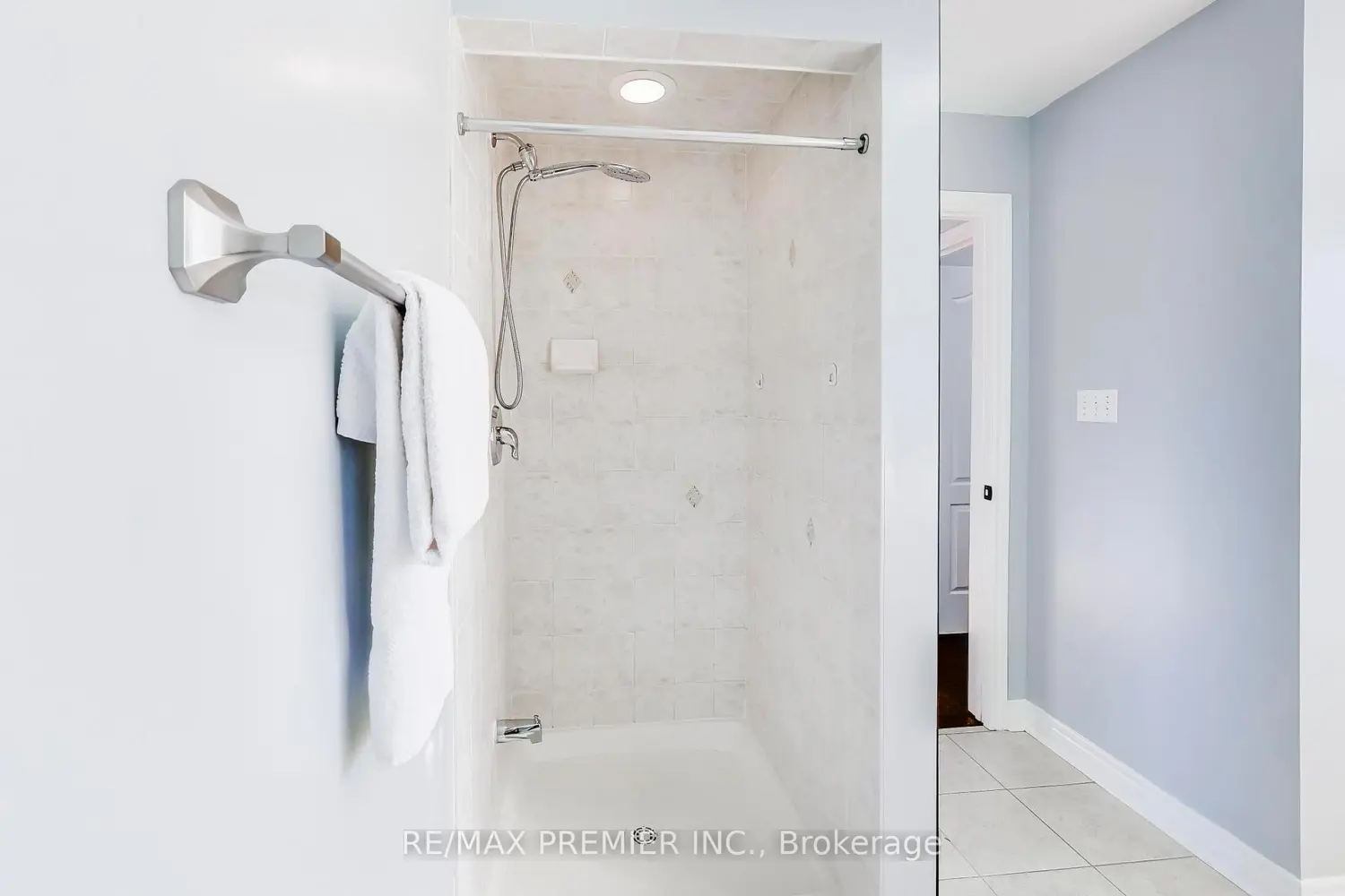 Additional image 12 of 135 Richard Coulson Crescent