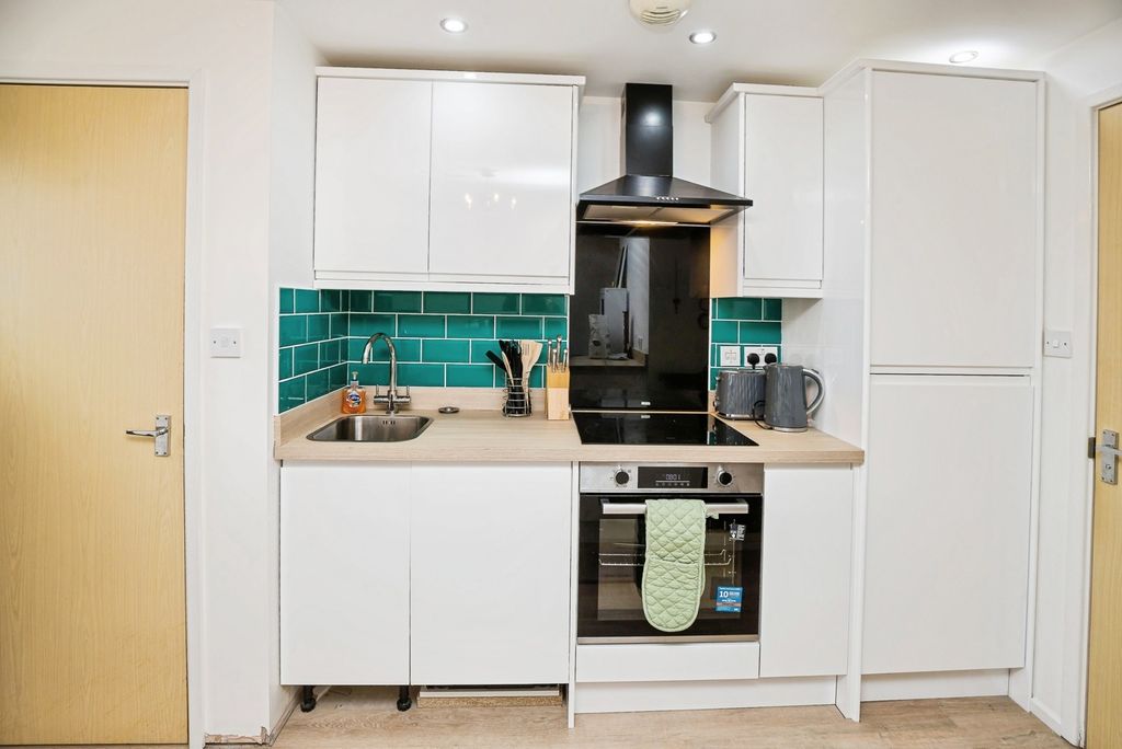 1 bed flat for saleMaes Deri, Deeside, Clwyd CH5 photo 5