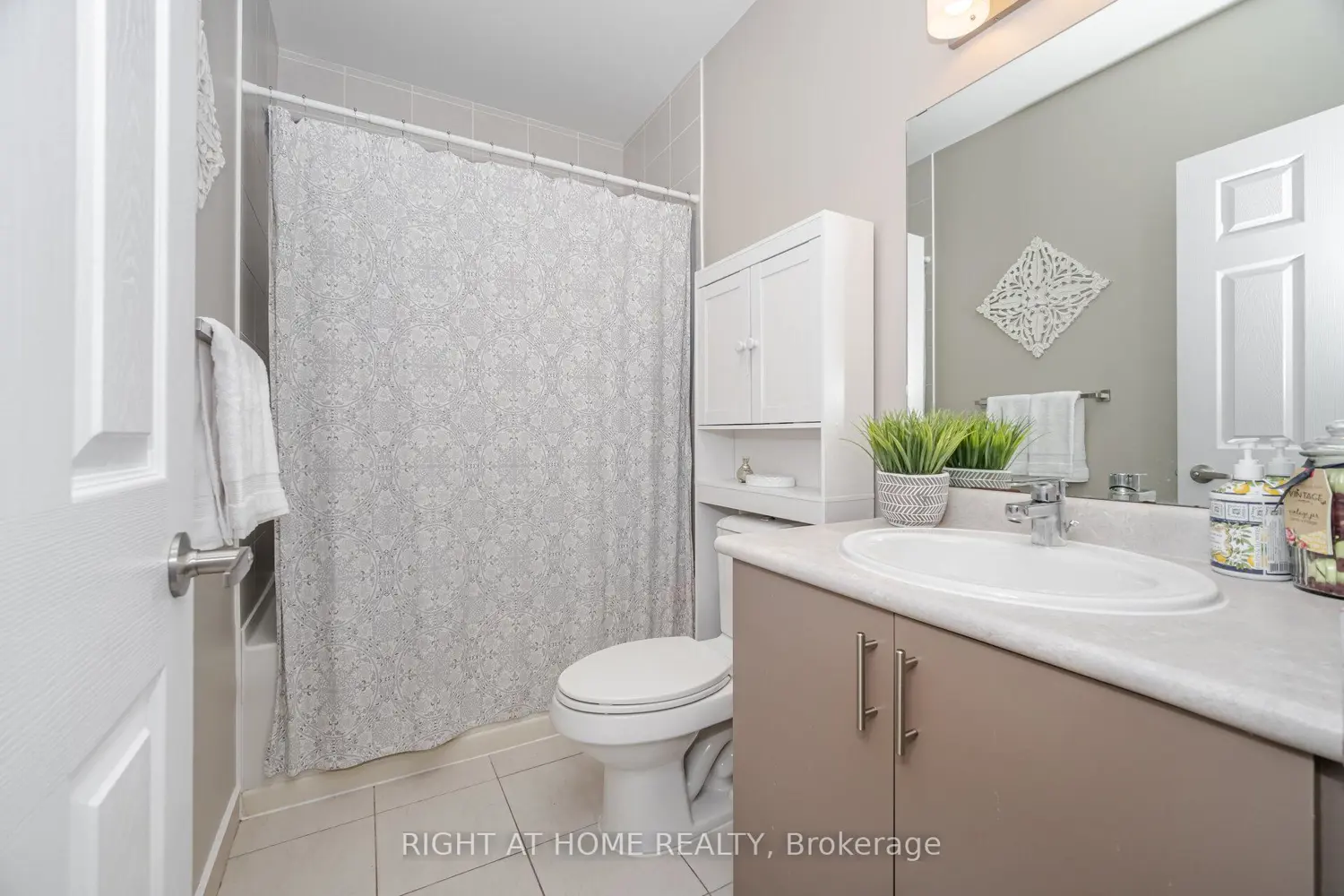 Additional image 7 of 716 Main St E 101