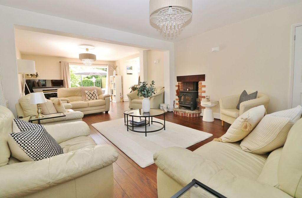 5 bed detached house for saleSt. Johns Road, Hedge End SO30 photo 2