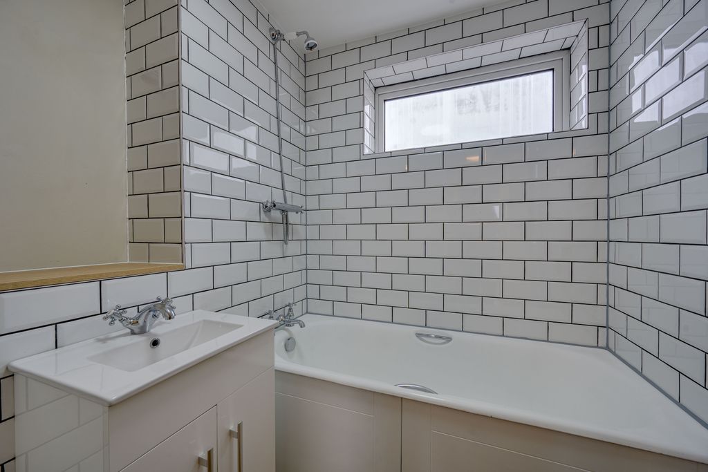 Additional image 15 of 2 bed flat for saleWolsey Court, Felixstowe IP11