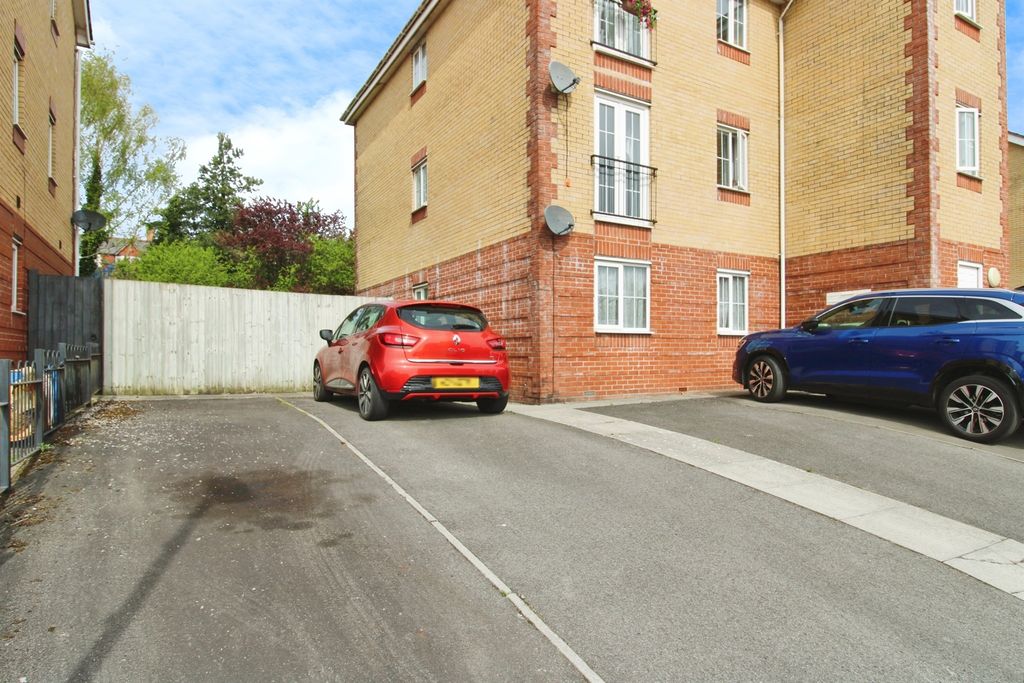 2 bed flat for saleLlwyn David, Barry CF62 photo 2