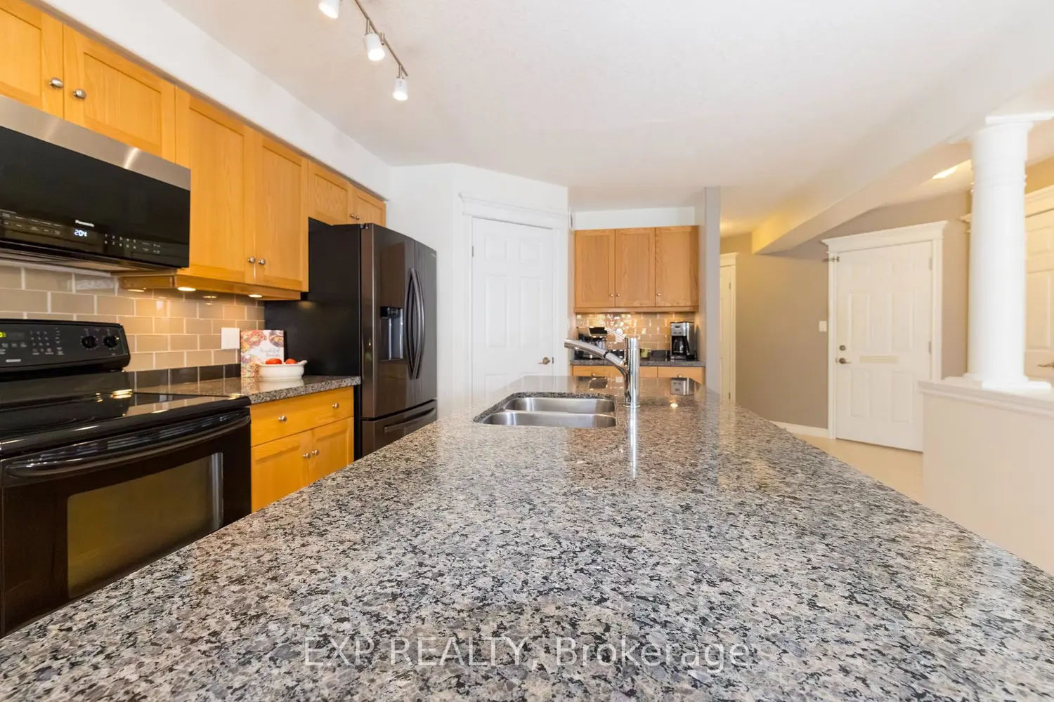 105 Hampson Crescent photo 4