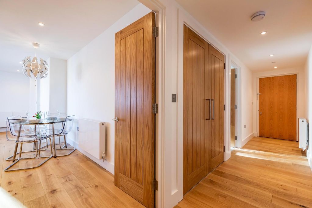 Additional image 9 of 2 bed flat for sale1 Maritime Walk, Ocean Village SO14
