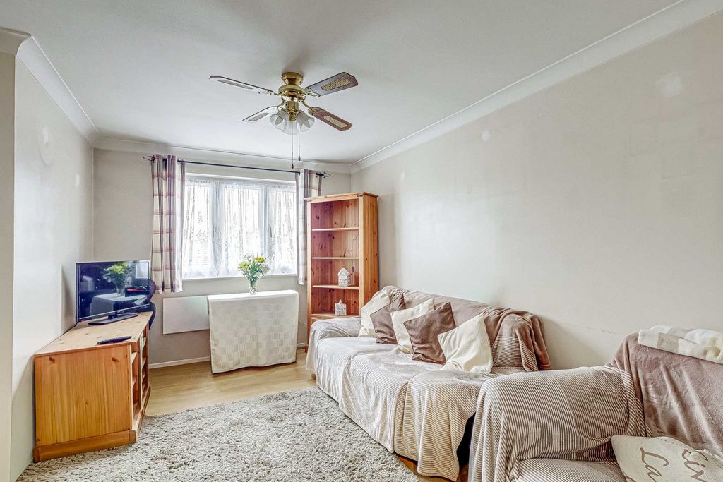 Additional image 4 of 1 bed flat for saleSandon Close, Rochford SS4