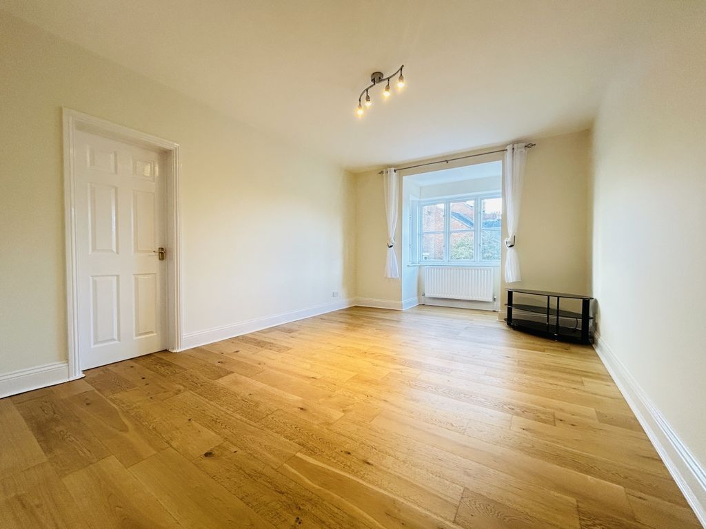 4 bed flat for saleGilesgate, Durham, County Durham DH1 photo 2