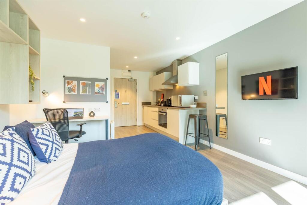 Additional image 2 of Aberdeen | Student | September | AB11