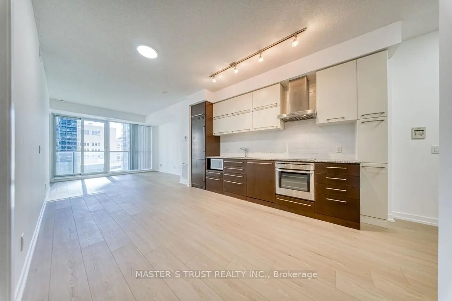 Additional image 6 of 770 Bay Street 1002