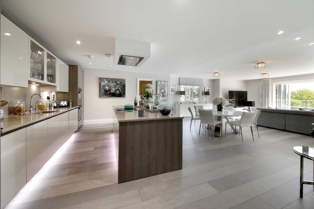 Additional image 4 of 4 bed flat for salePenn Road, Beaconsfield, Buckinghamshire HP9