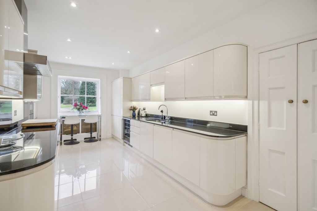 Additional image 5 of 3 bed flat for saleMissenden Road, Amersham, Buckinghamshire HP7