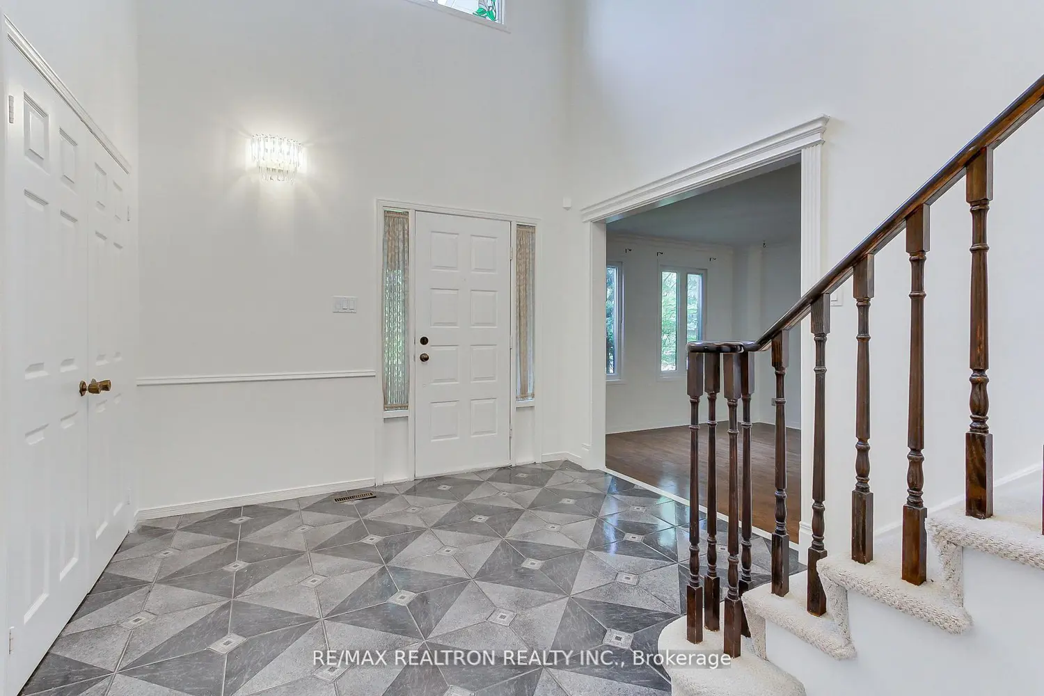 19 Crystal Drive photo 2