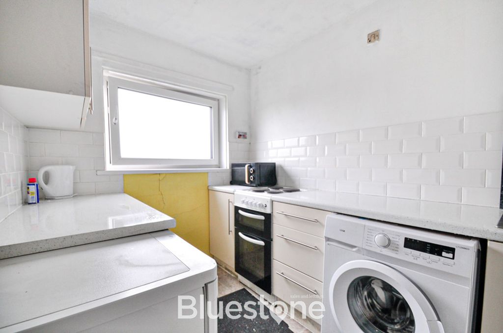 2 bed flat for saleThe Tower, Cwmbran NP44 photo 2