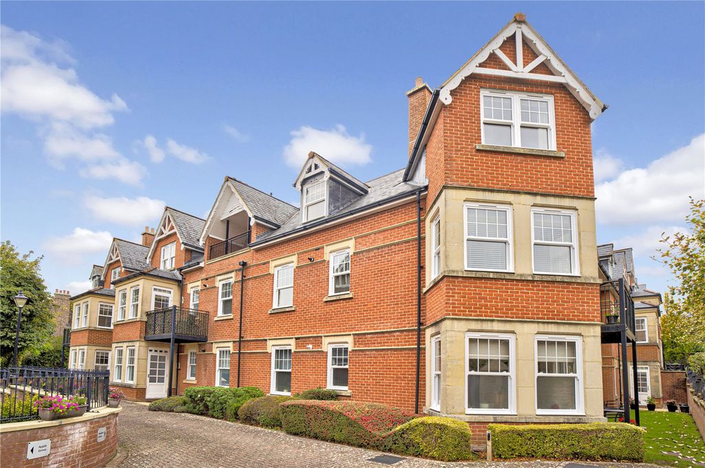 2 bed flat for saleWestlecot Road, Old Town, Swindon, Wiltshire SN1