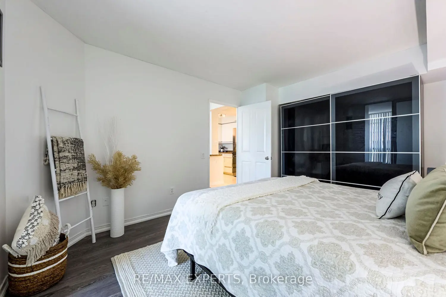 Additional image 11 of 942 Yonge Street 1006