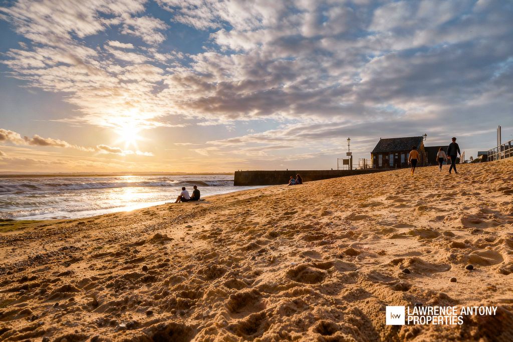 Additional image 20 of 2 bed penthouse for saleGrand Parade, Leigh-On-Sea SS9