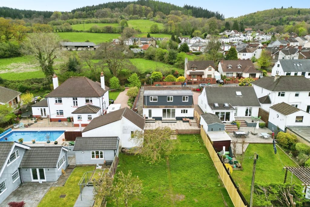 5 bed detached bungalow for saleDan-Y-Coed, Caerphilly CF83 photo 2