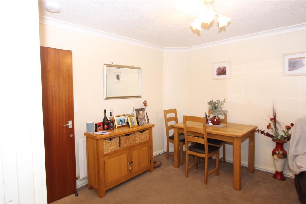 2 bed flat for saleBronrhiw Fach, Caerphilly CF83