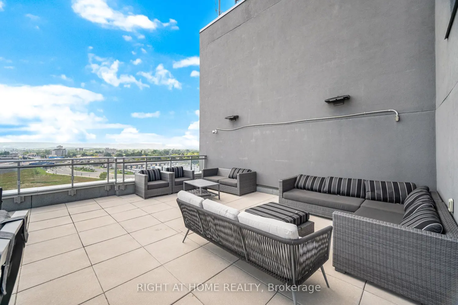 Additional image 11 of 716 Main St E 101